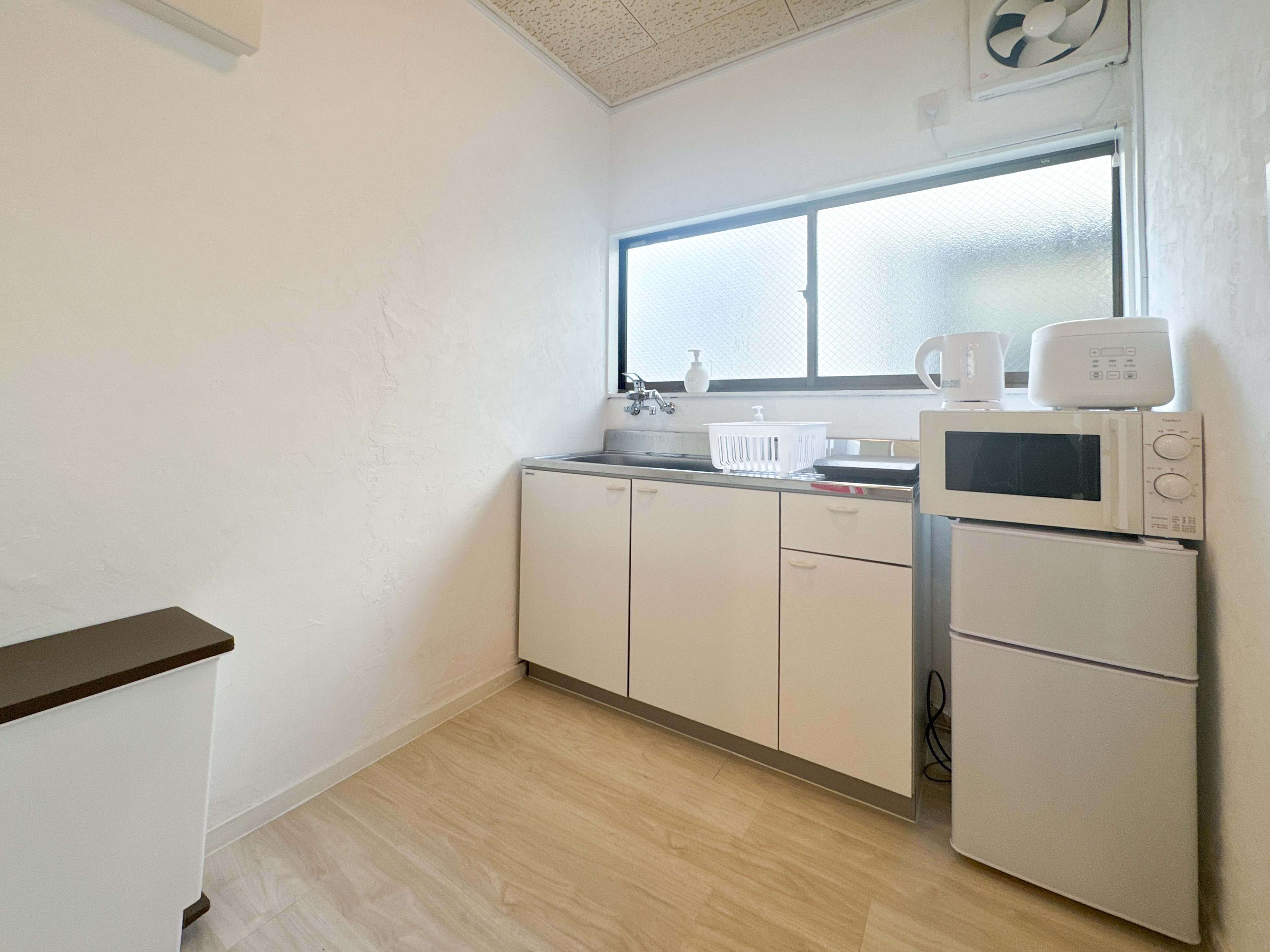 Kitchen appliances including microwave and rice cooker